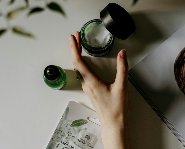 Quelle est la meilleure façon d'appliquer un masque en feuille pour maximiser ses bienfaits?