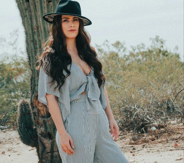 Quels types de combinaisons pantalon privilégier pour un look de mariage frais et moderne?