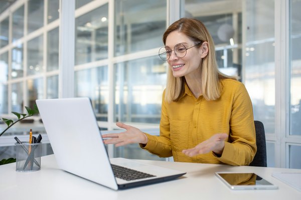 Quels types de blouses sont idéales pour un entretien d'embauche dans le secteur créatif?